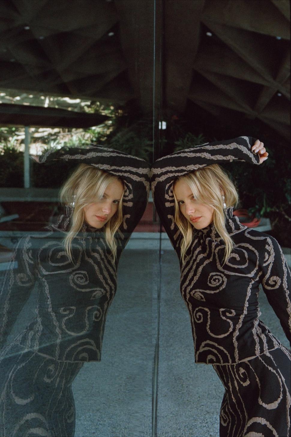 VRG GRL Long Sleeve | Women Ivy Muse Knit Skivvy Black Swirl